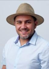 Foto oficial de Adriano Gomes
